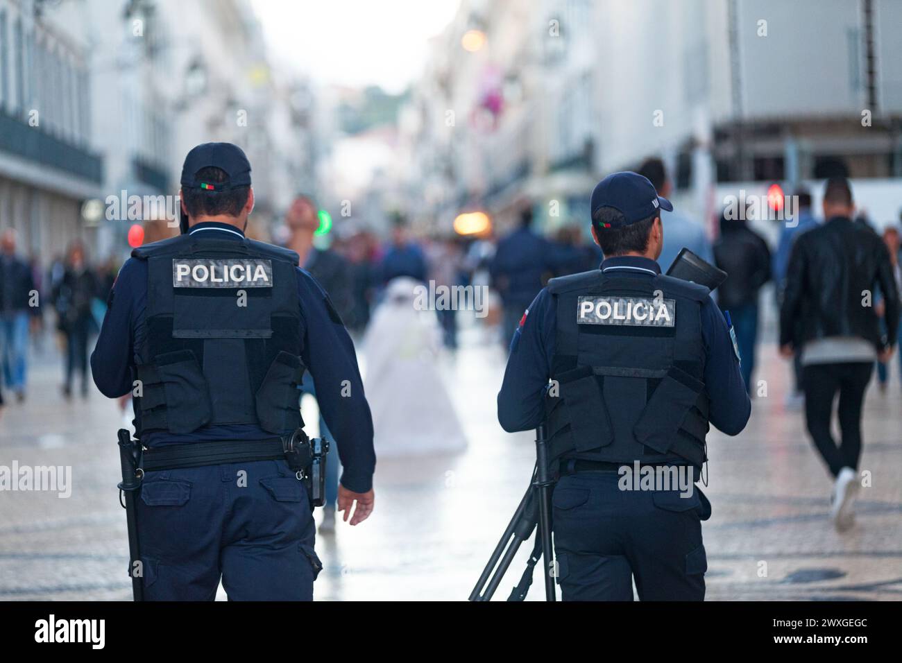 Lisbona, Portogallo - 1 giugno 2018: Due poliziotti pattugliano le strade della città vecchia. Foto Stock