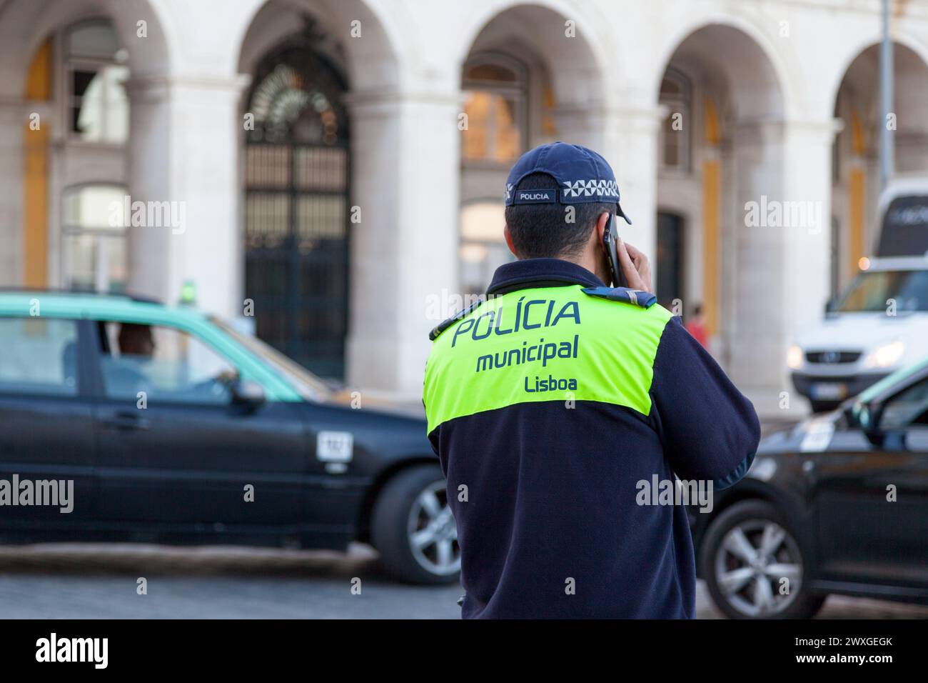 Lisbona, Portogallo - 01 giugno 2018: Agente di polizia della "Polícia Municipal" (polizia locale) che riceve una telefonata. Foto Stock