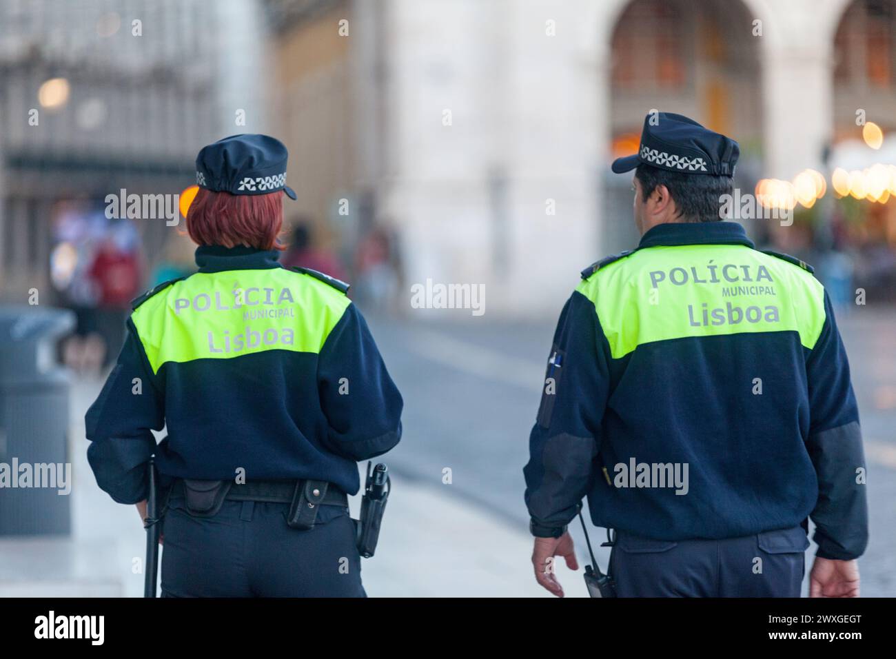 Lisbona, Portogallo - 01 giugno 2018: Due agenti di polizia della "Polícia Municipal" (polizia locale) che pattugliano le strade. Foto Stock
