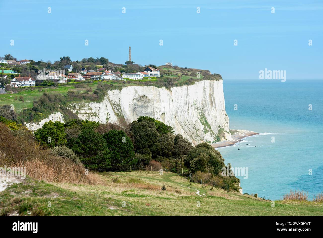 St Margarets Bay e il canale della Manica vicino a dover nel Kent, Inghilterra. Il dover Patrol Monument può essere visto anche in lontananza. Foto Stock