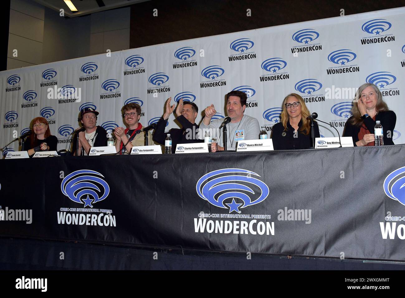 Brooke Keesling, Mike Hollingsworth, Alex Salyer, Vlas Parlapanides, Charley Parlapanides, Monica Mitchell e Amy Winfrey beim Monsters of Adult Animation Panel auf der WonderCon 2024 presso il centro convegni di Anaheim. Anaheim, 30.03.2024 *** Brooke Keesling, Mike Hollingsworth, Alex Salyer, Vlas Parlapanides, Charley Parlapanides, Monica Mitchell e Amy Winfrey al panel Monsters of Adult Animation al WonderCon 2024 all'Anaheim Convention Center Anaheim, 30 03 2024 foto:xD.xStarbuckx/xFuturexImagex wondercon 4449 Foto Stock