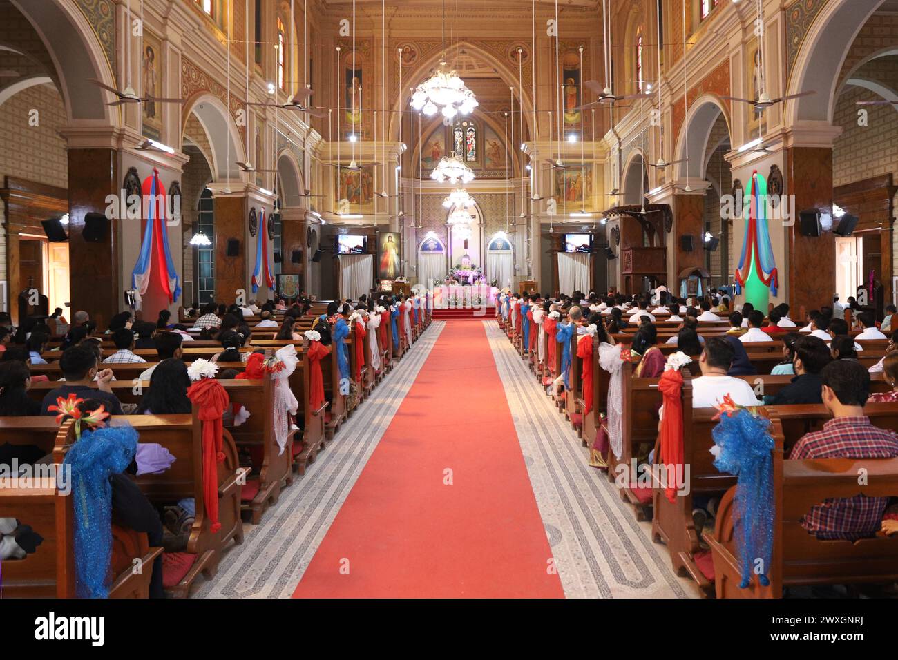 Prayagraj, India. 31 marzo 2024, i devoti cristiani indiani prendono parte alla messa solenne in occasione della domenica di Pasqua nella chiesa cattedrale di San Giuseppe a Prayagraj la domenica. Crediti: Anil Shakya/Alamy Live News Foto Stock