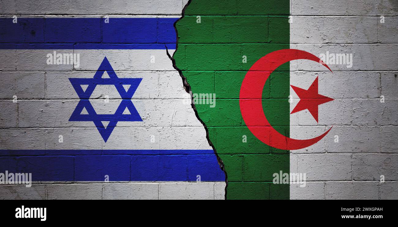 Muro di mattoni incrinati dipinto con una bandiera israeliana a sinistra e una bandiera algerina a destra. Foto Stock