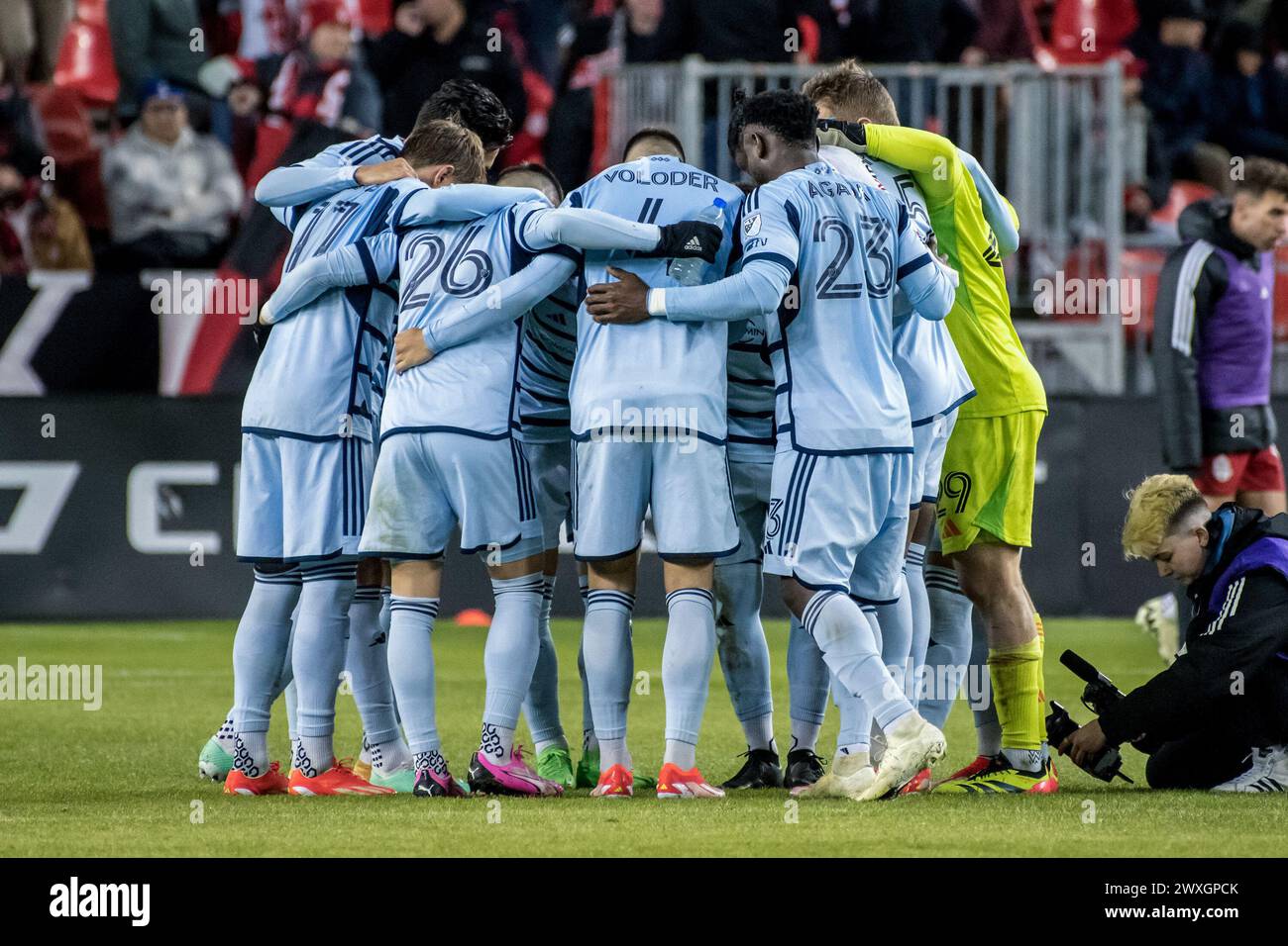 Toronto, Canada. 30 marzo 2024. I giocatori sportivi di Kansas City si riuniscono prima della partita della MLS tra il Toronto FC e lo Sporting Kansas City al BMO Field. Punteggio finale: Toronto FC 1 : 3 Sporting Kansas City. Credito: SOPA Images Limited/Alamy Live News Foto Stock