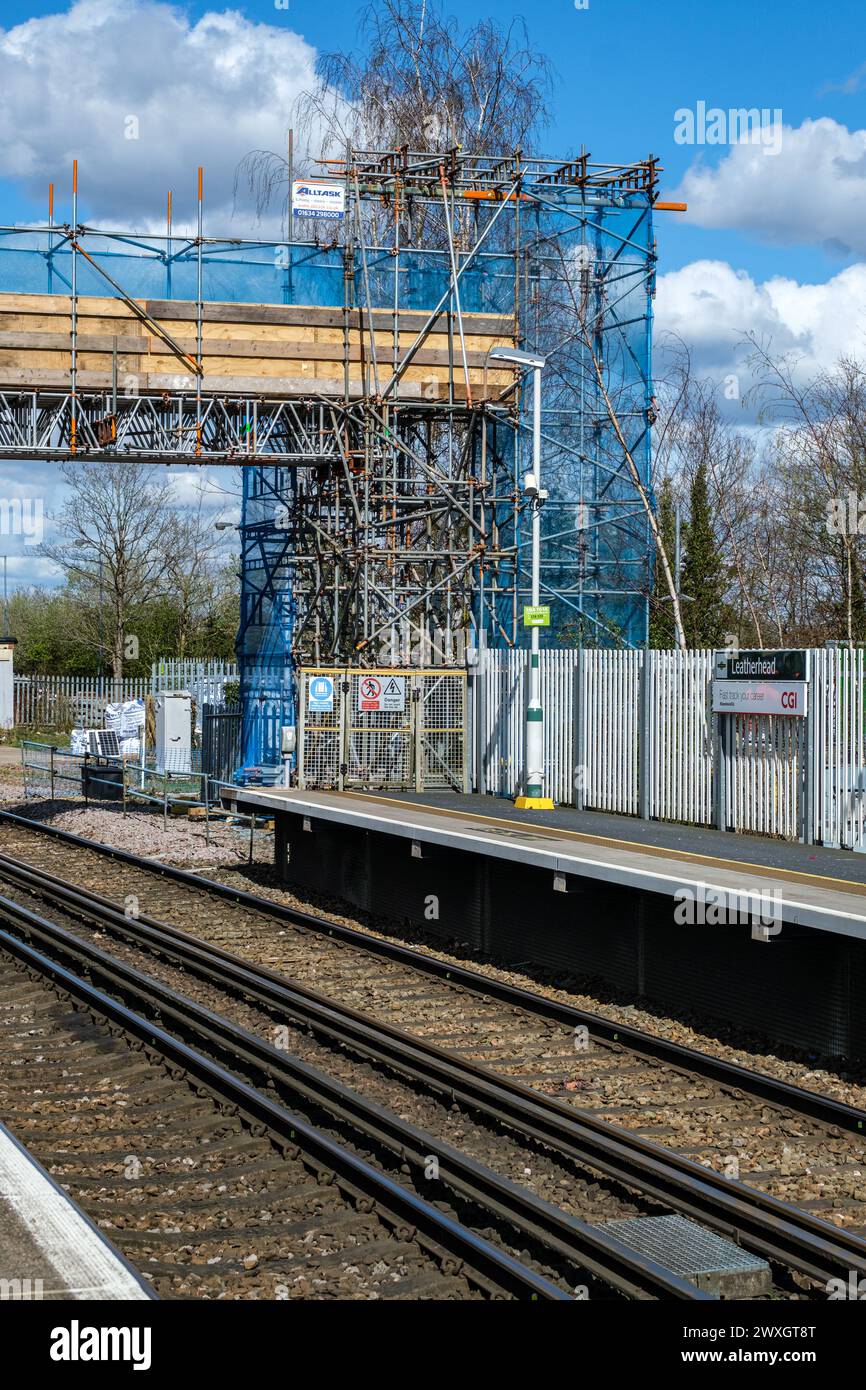 Leatherhead Surrey, Regno Unito, marzo 30 2024, lavori di costruzione alla stazione ferroviaria di Leatherhead per migliorare le strutture per i passeggeri senza persone Foto Stock