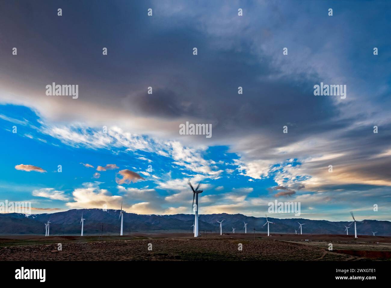 Impianti eolici a Xinjiang, Cina, 22 maggio 2021. La nuova energia dello Xinjiang integra energia eolica, solare, idrica, biomassa, geotermica, gas naturale e olio Foto Stock