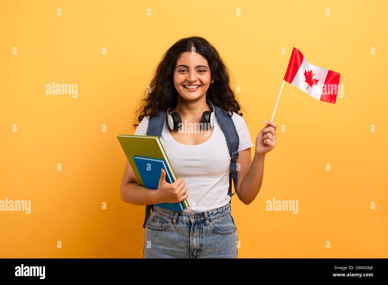 Felice studente con una bandiera canadese Foto Stock