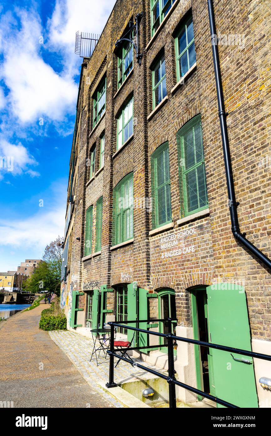 Esterno del Ragged School Museum e del Ragged School Cafe, Regents Canal Towpath, Londra, Inghilterra Foto Stock