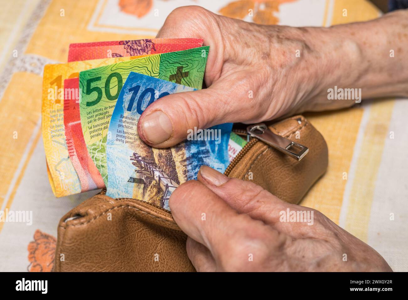 Un pensionato in Svizzera conta soldi, franchi svizzeri - problemi degli anziani, concetto finanziario Foto Stock