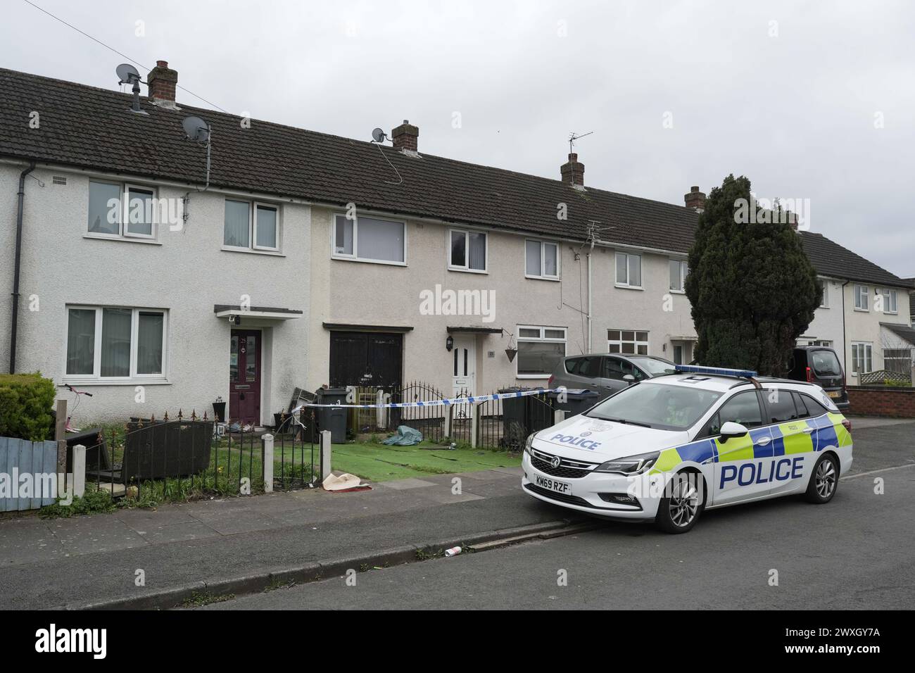 Mulwych Road, Birmingham, 31 marzo 2024 - la polizia di West Midlands tiene un cordone in una casa in Mulwych Road nella zona di Tile Cross di Birmingham dopo che una donna di 48 anni è stata uccisa. Un uomo di 49 anni è stato arrestato con l'accusa di omicidio e rimane sotto la custodia della polizia. DICHIARAZIONE DELLA POLIZIA DEL WEST MIDLANDS: Un uomo è stato arrestato con l'accusa di omicidio dopo che il corpo di una donna è stato trovato in una casa a Tile Cross, Birmingham. Credito: Interrompi stampa Media/Alamy Live News Foto Stock