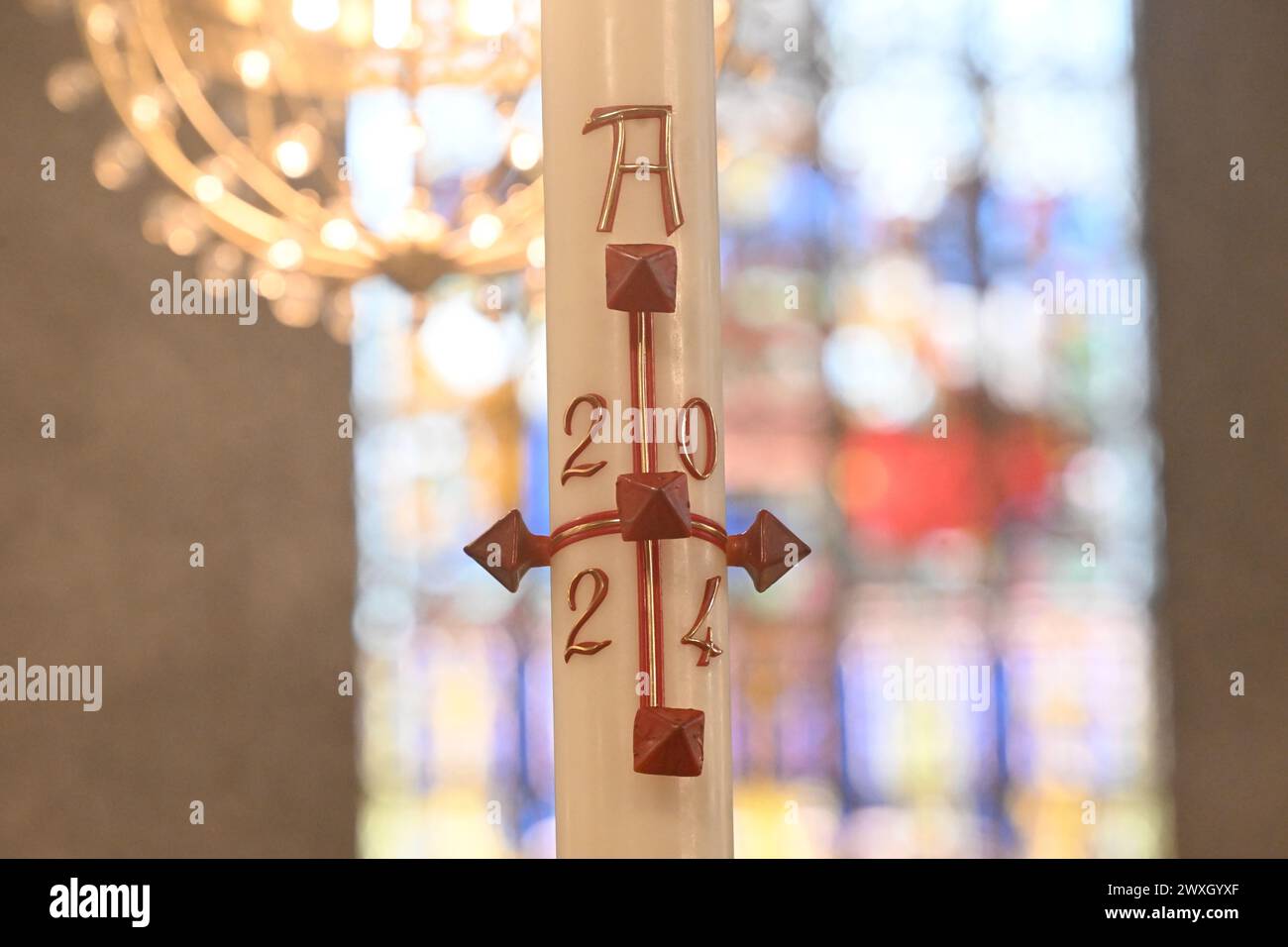 31 marzo 2024, Baviera, Monaco di Baviera: Una candela può essere vista la domenica di Pasqua durante una funzione cattolica nella cattedrale della capitale dello stato. Foto: Felix Hörhager/dpa Foto Stock