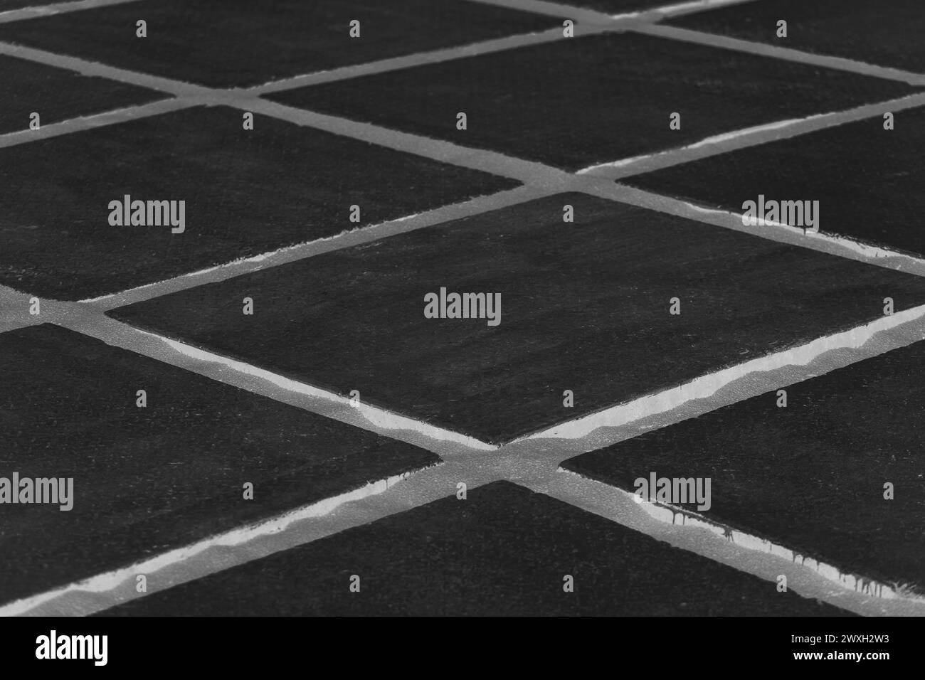 Bianco Nero pietra Mosaico pavimento texture sfondo diagonale motivo linee strisce. Foto Stock