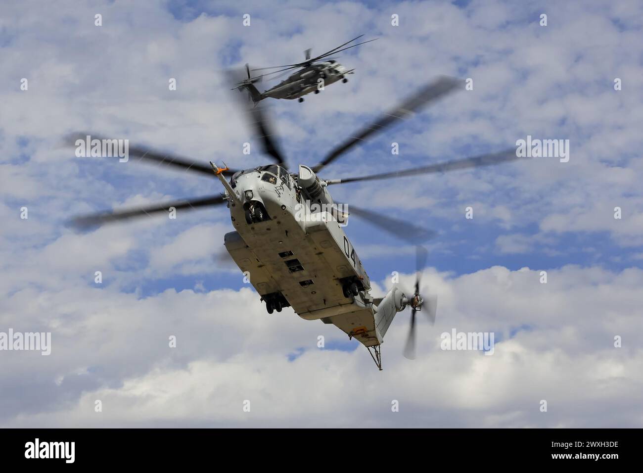 Entrambe le generazioni di elicotteri pesanti della Marine Corp - il CH-53E Super Stallion e il CH-53K King Stallion - sono in volo Foto Stock