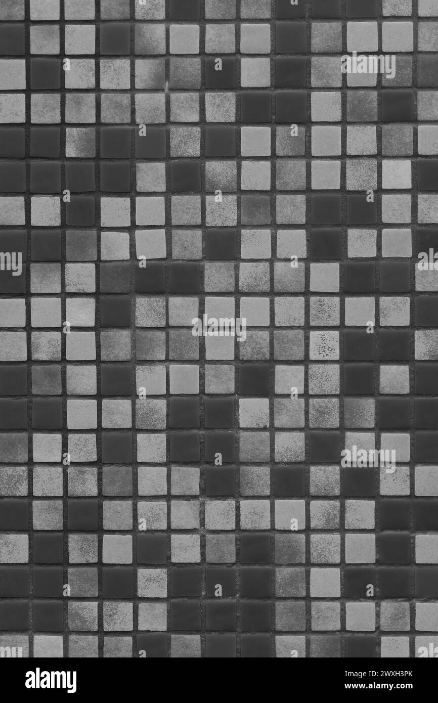 Piastrelle quadrate in ceramica Mosaic sfondo a trama astratta del bagno nero grigio scuro. Foto Stock