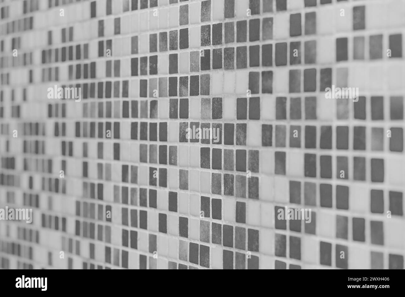 Piastrelle in ceramica quadrata a mosaico nero e grigio motivo astratto per bagno texture WC sfondo grigio per bagno. Foto Stock