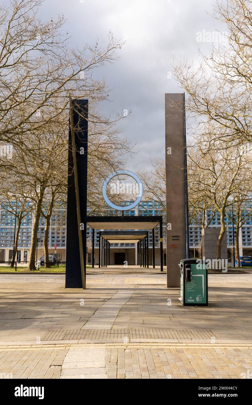 Scena di strada - un'area pubblica su Midsummer Boulevard nella città di Milton Keynes, Regno Unito Foto Stock