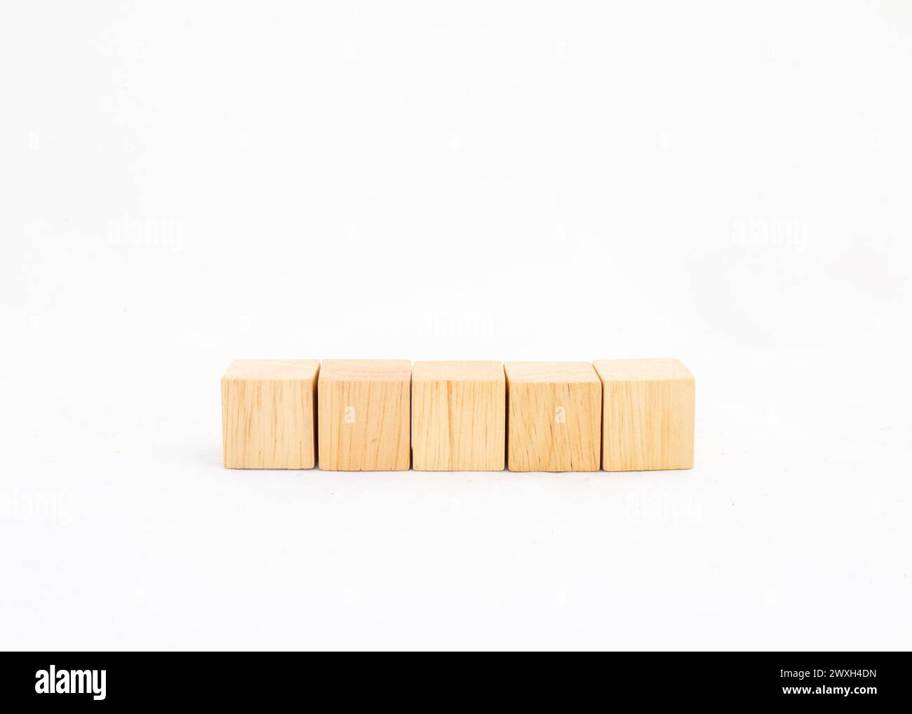 Cinque cubetti di legno vuoti su sfondo bianco. Spazio vuoto per testo e banner. Foto Stock