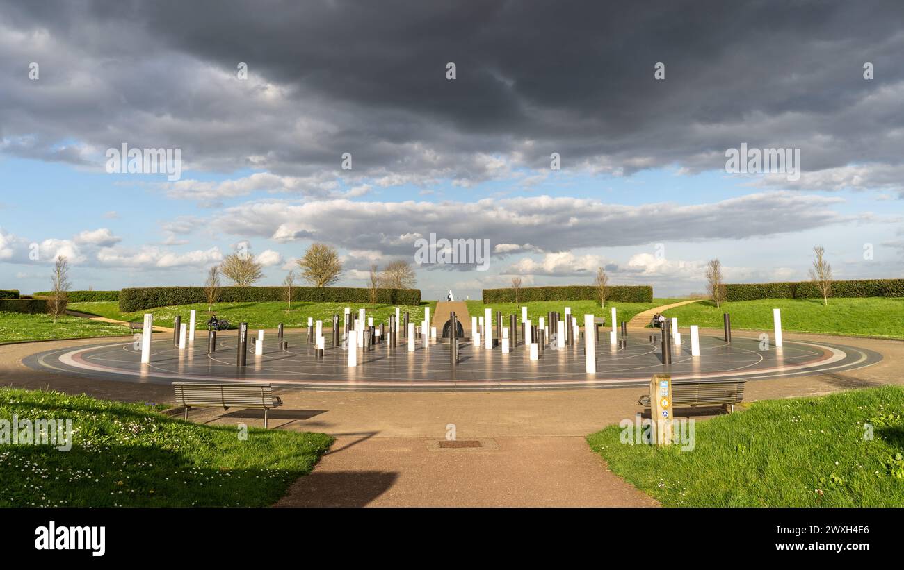 The Milton Keynes Rose - una scultura e luogo per eventi di commemorazione e celebrazione della comunità, a Campbell Park, Milton Keynes, Regno Unito Foto Stock