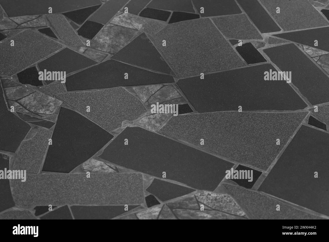 Mattonelle nere motivo a mosaico astratto Street Road texture City sfondo scuro. Foto Stock