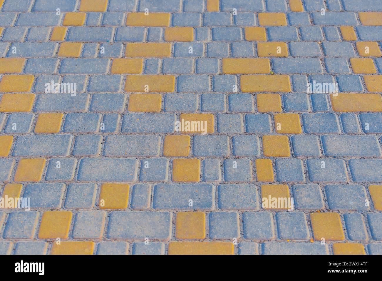 Linee di motivo a colori blu e giallo strisce pavimentazione in pietra superficie strada strada città struttura mattonelle di sfondo. Foto Stock