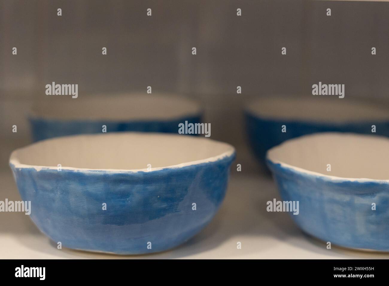 Ciotole in ceramica fatte a mano viste da vicino Foto Stock