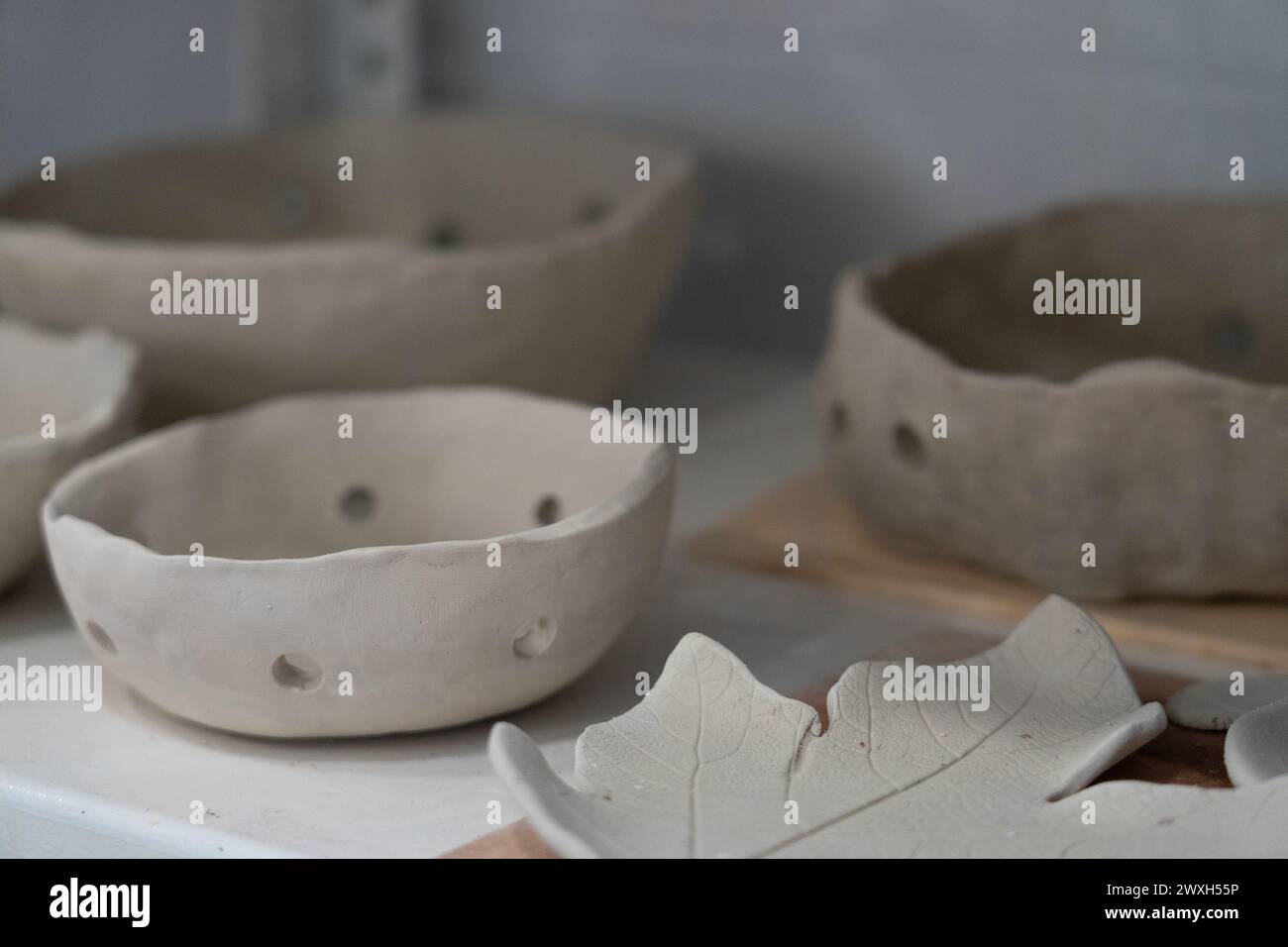 Pezzi di ceramica fatti a mano in una classe di ceramica Foto Stock