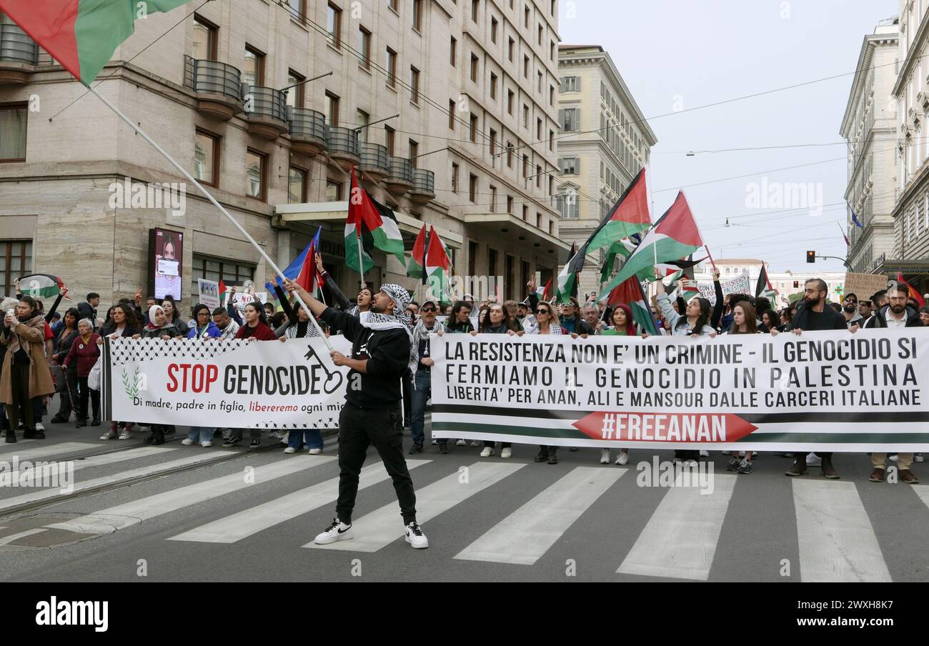 Roma, Italia. 30 marzo 2024. Rally pro Palestine a Roma, Italia, marzo 30 2024. Centinaia di persone marciano per le strade del centro per chiedere il cessate il fuoco per Gaza. (Foto di Elisa Gestri/Sipa USA) credito: SIPA USA/Alamy Live News Foto Stock