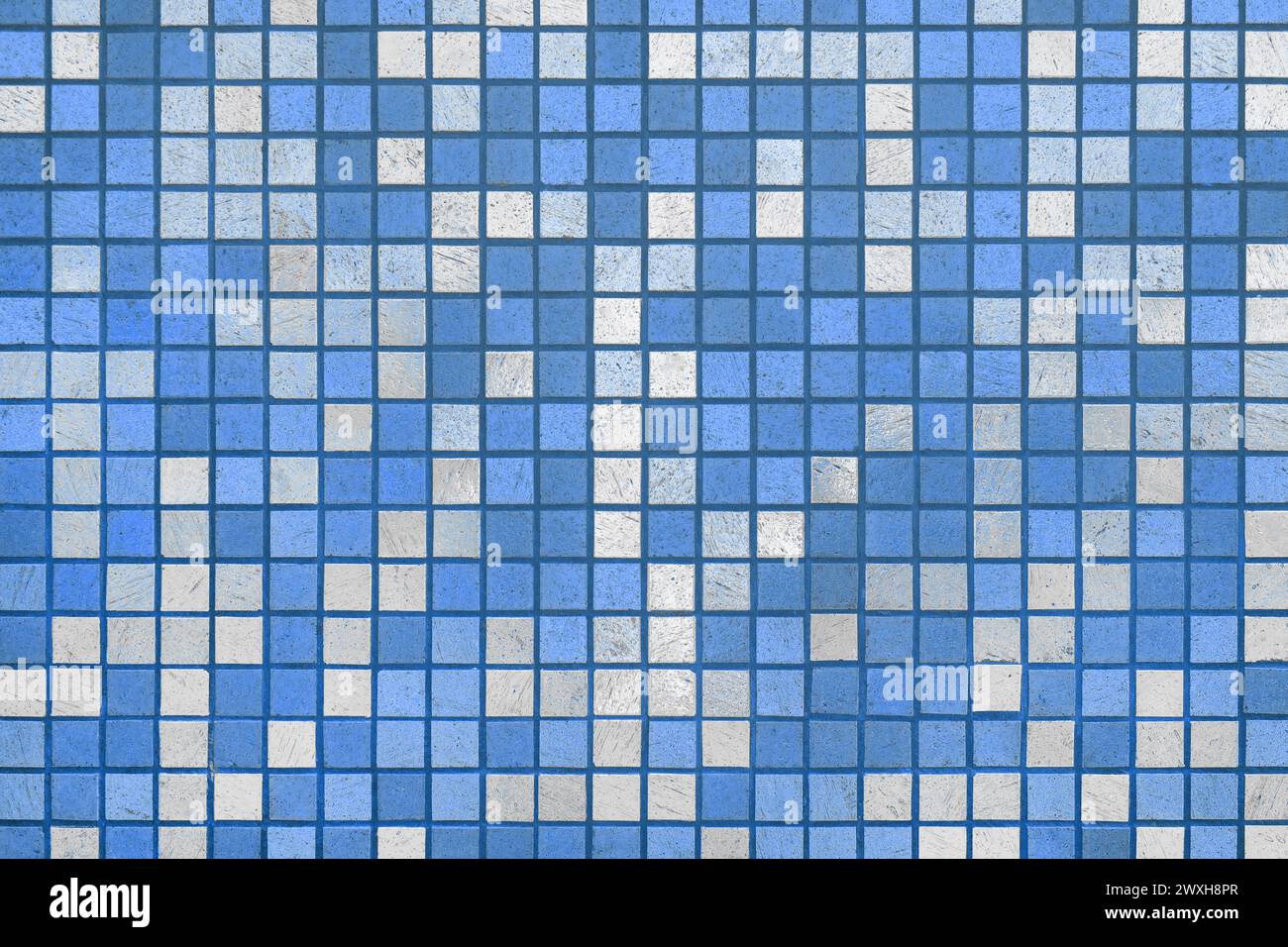 Mosaico piastrelle in ceramica quadrata bagno con motivo astratto di colore bianco blu e bagno con sfondo a trama WC. Foto Stock