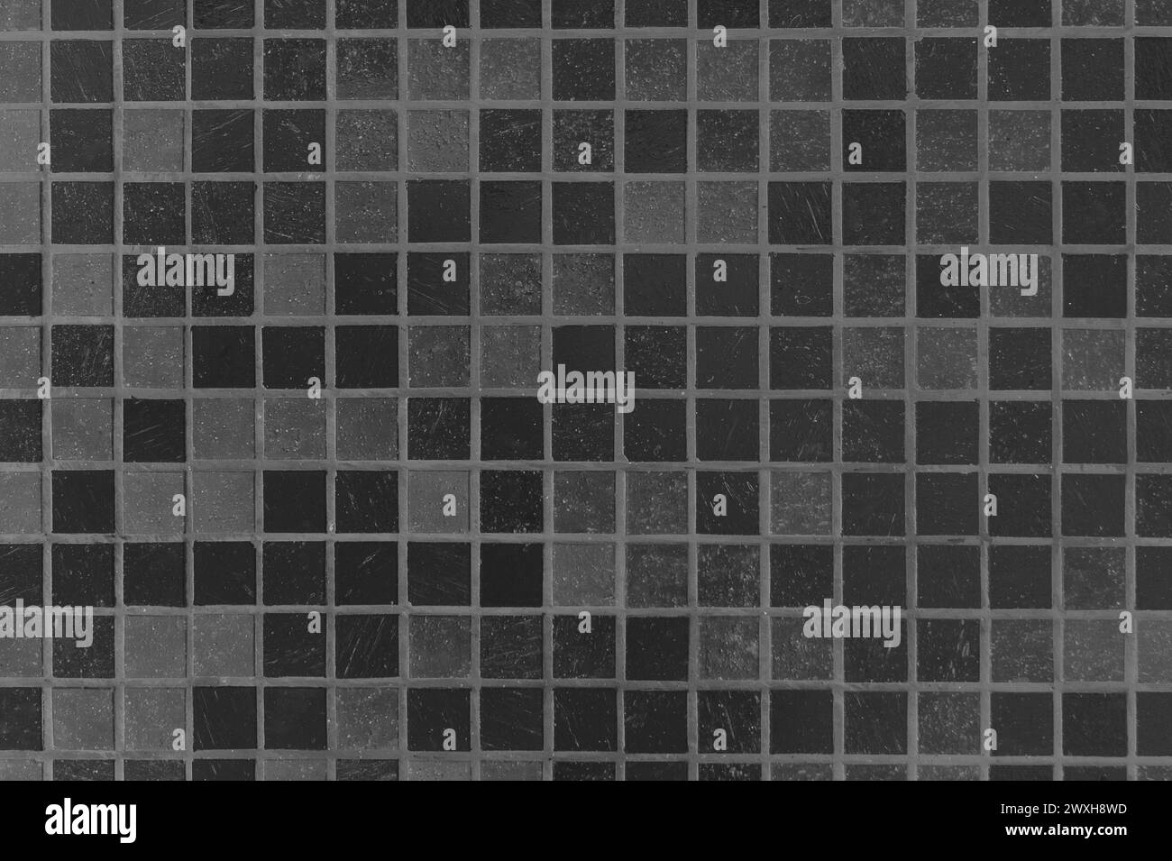 Piastrelle in ceramica quadrata a mosaico Nero Grigio scuro motivo astratto per bagno struttura di sfondo Grunge struttura per WC. Foto Stock