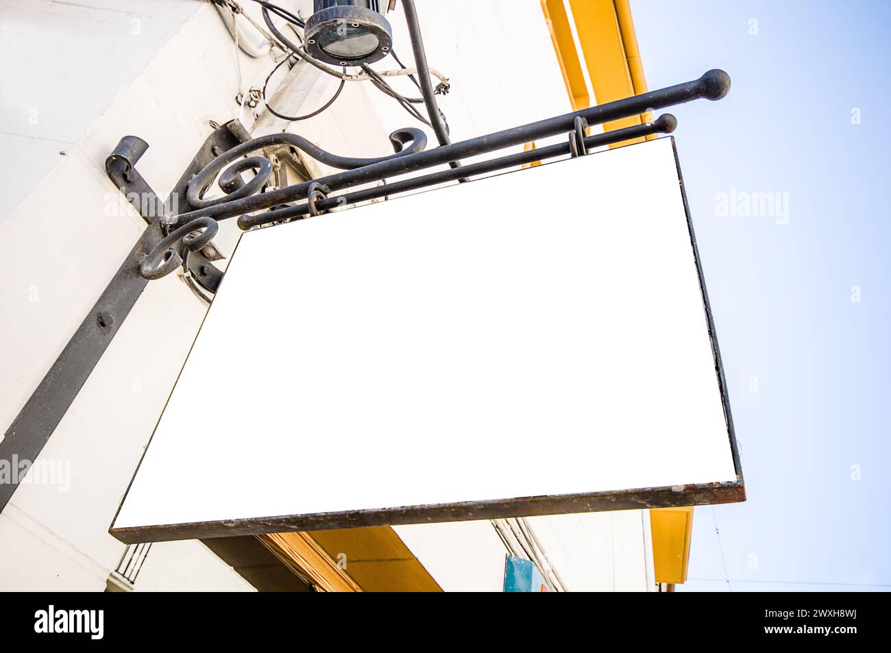 Facciata di un edificio con un cartello Foto Stock