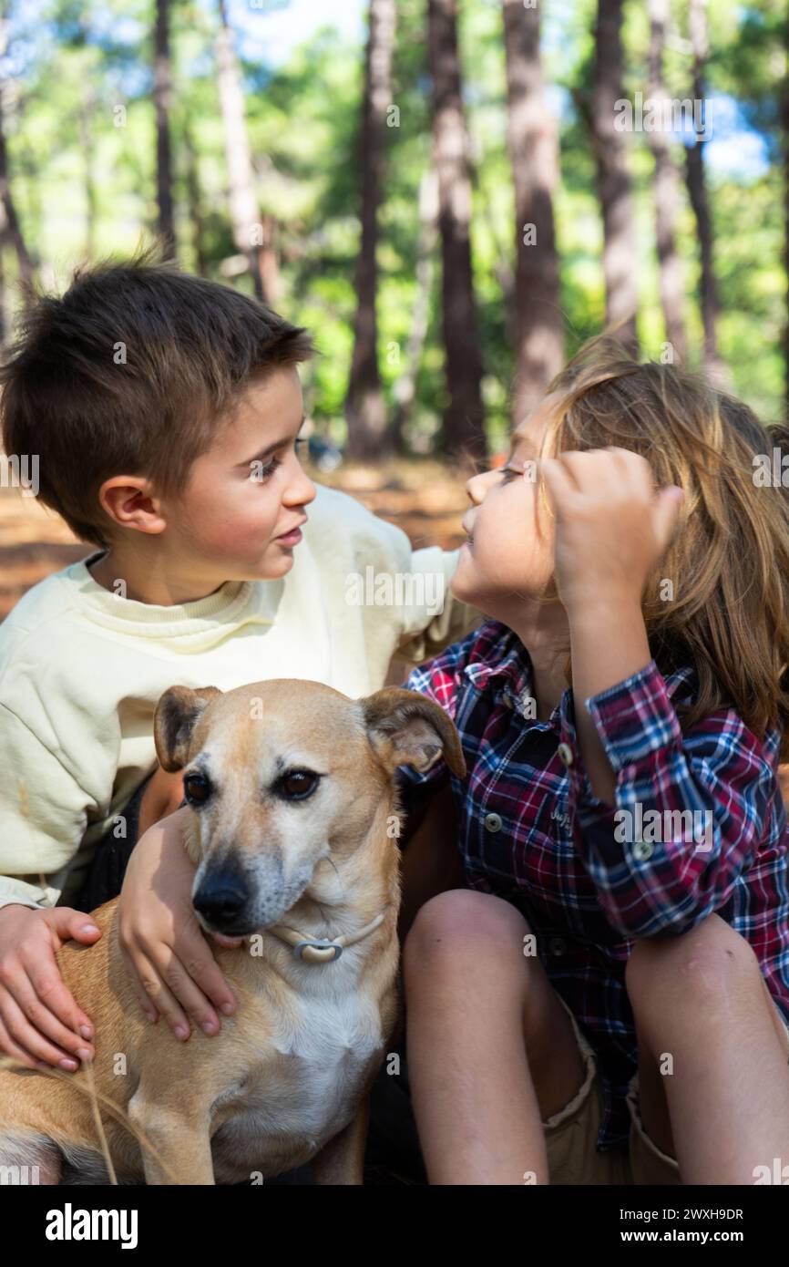Due bambini e un cane piccolo in natura Foto Stock