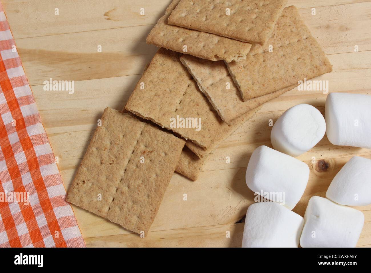 Un tavolo in legno adornato con cracker graham e marshmallow Foto Stock