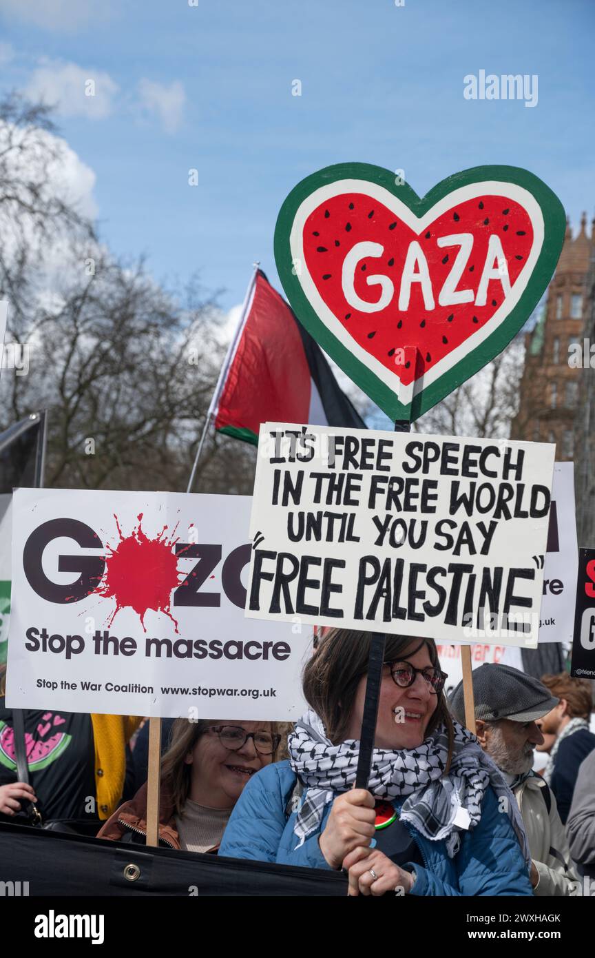 Il 30 marzo 2024 migliaia di persone marciarono da Russell Square a Trafalgar Square a sostegno della Palestina, chiedendo un cessate il fuoco e la fine di t Foto Stock