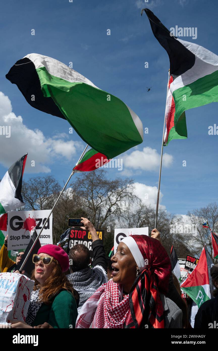 Il 30 marzo 2024 migliaia di persone marciarono da Russell Square a Trafalgar Square a sostegno della Palestina, chiedendo un cessate il fuoco e la fine di t Foto Stock