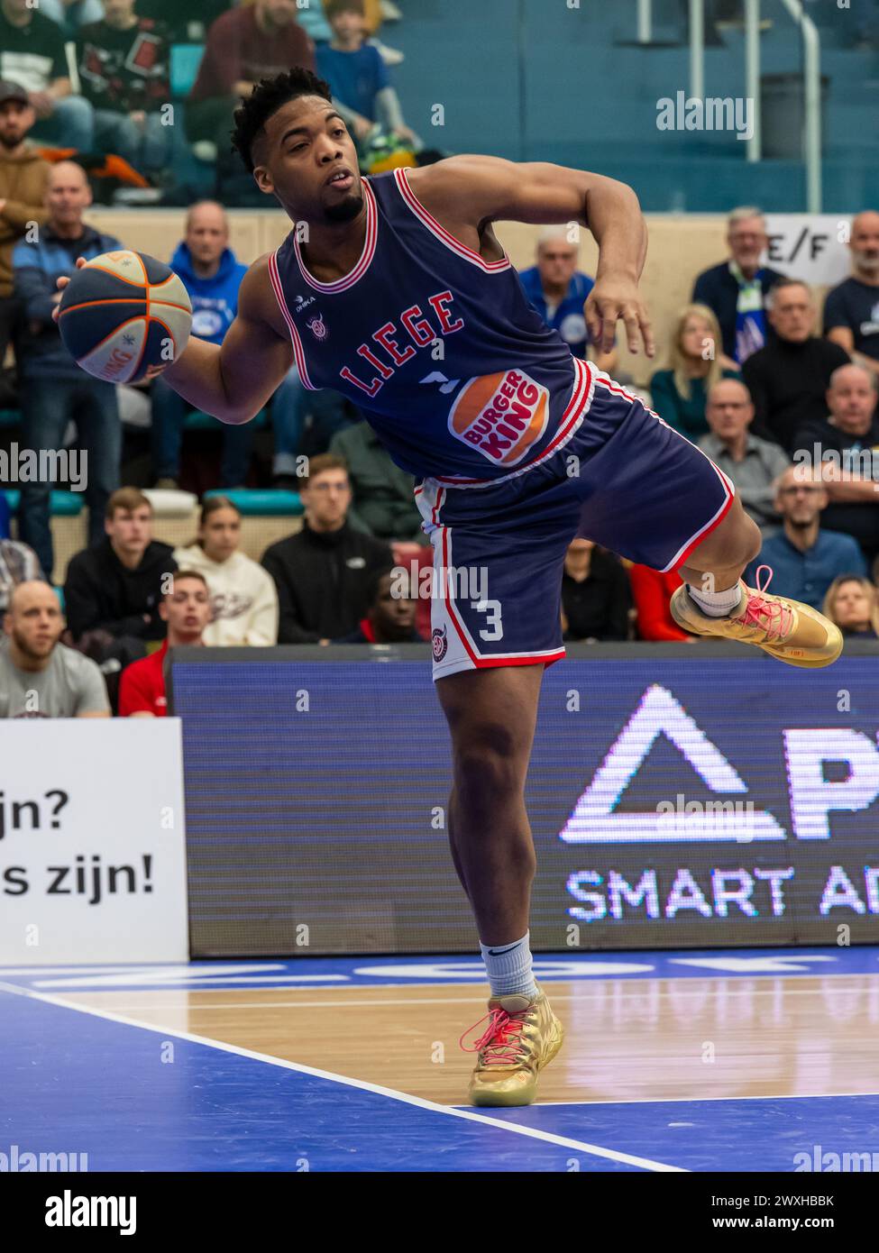 LEIDEN, PAESI BASSI - MARZO 30: E.J. Anosike del RSW Liege Basket durante il BNXT League Elite Gold match tra Zorg en Zekerheid Leiden e RSW Lieg Foto Stock