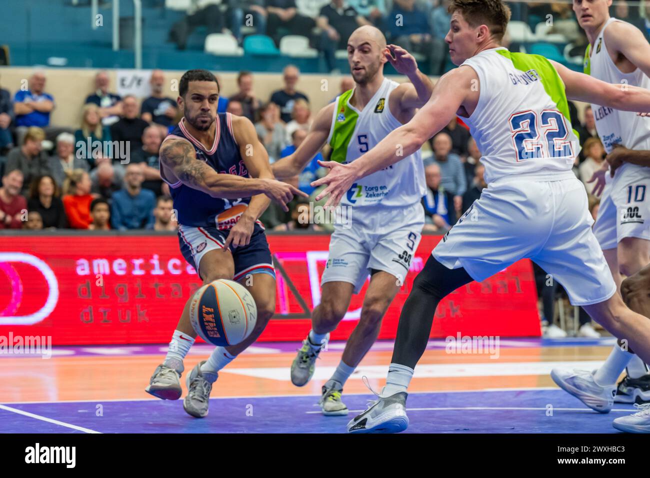 LEIDEN, PAESI BASSI - MARZO 30: Engel Rodriguez della RSW Liege Basket, Marijn Ververs della ZZ Leiden, Brock Gardner della ZZ Leiden durante la BNXT League El Foto Stock