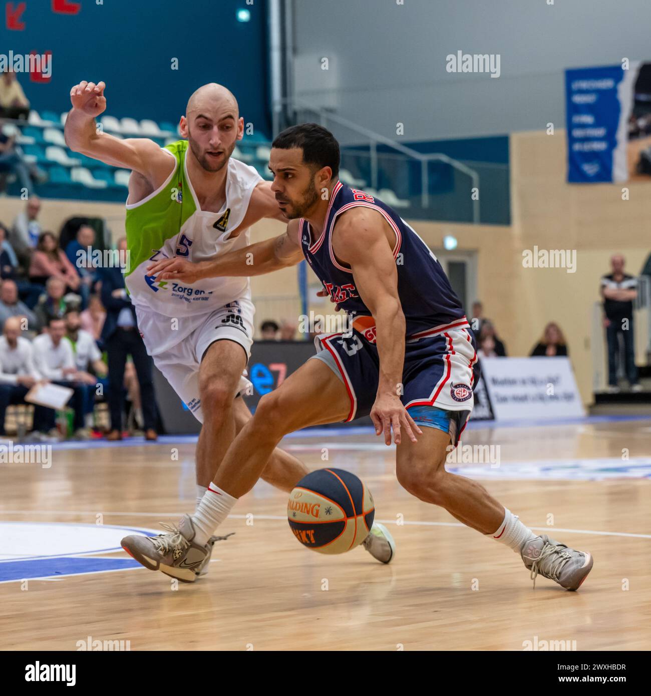 LEIDEN, PAESI BASSI - MARZO 30: Marijn Ververs di ZZ Leiden, Engel Rodriguez del RSW Liege Basket durante il BNXT League Elite Gold match tra Zorg Foto Stock