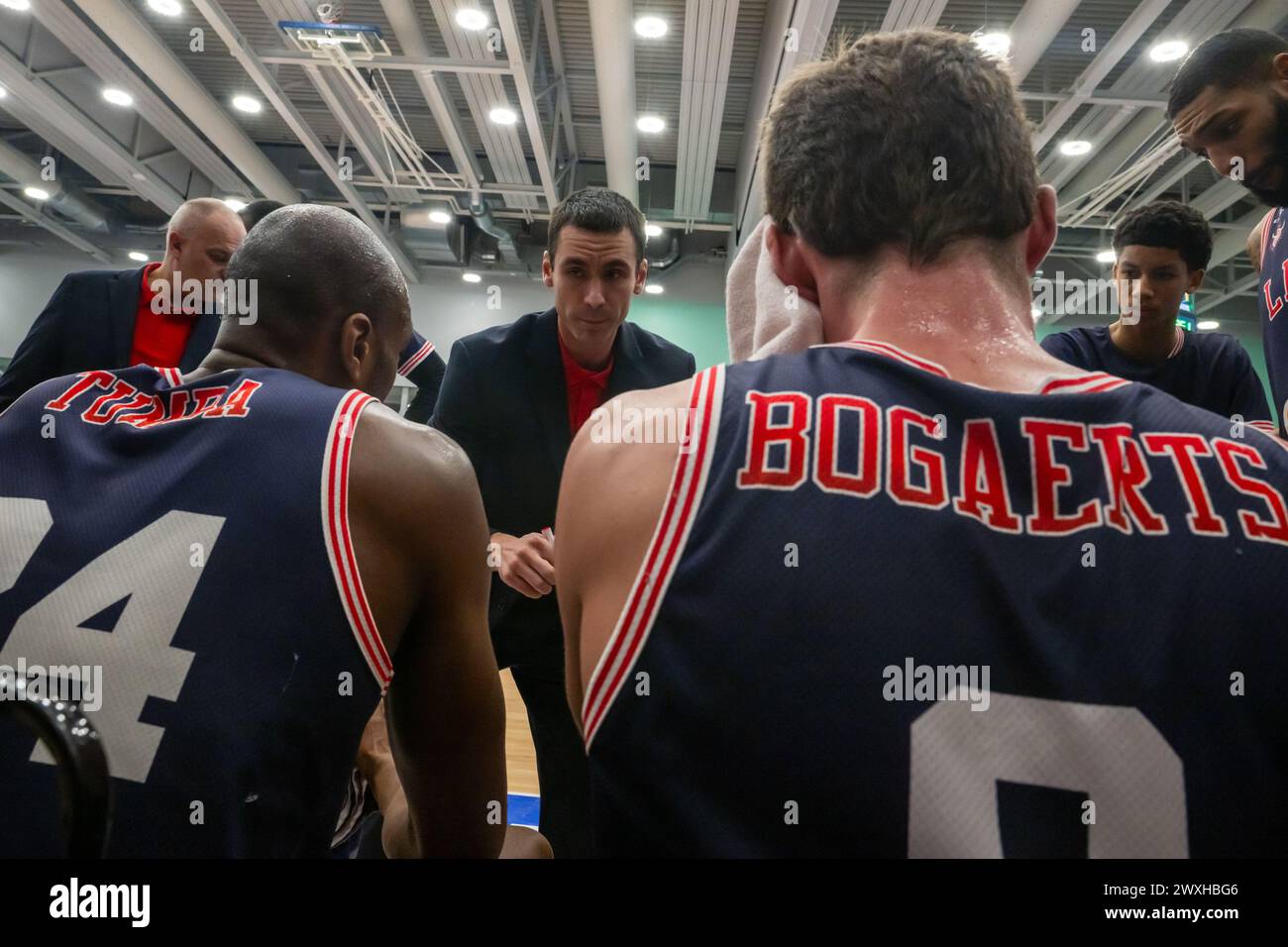 LEIDEN, PAESI BASSI - MARZO 30: Il capo-allenatore Alexandre Zampier del RSW Liege Basket Time Out durante il BNXT League Elite Gold match tra Zorg en Zeker Foto Stock