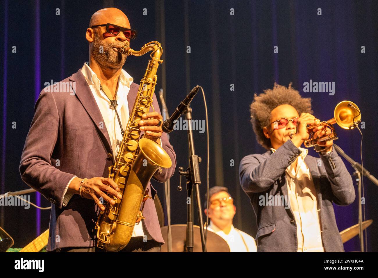 Stuttgart Michael Olivera & Cuban Jazz Syndicate GER, Michael Olivera & Cuban Jazz Syndicate, 30.03.2024 Stoccarda, Theaterhaus, Deutschland. Im Bild Carlos Sarduy tr, congas, links Inoidel Gonzales sax, conga *** Stoccarda Michael Olivera Cuban Jazz Syndicate GER, Michael Olivera Cuban Jazz Syndicate, 30 03 2024 Stoccarda, Theaterhaus, Germania nella foto Carlos Sarduy tr, congas , left Inoidel Gonzales sax, conga Copyright: XEibner-Presse/deondox EP WST Foto Stock