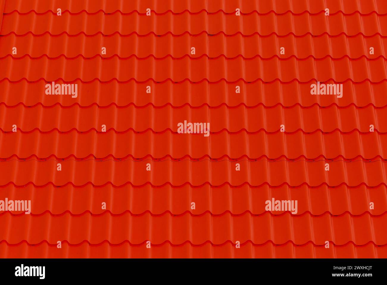 Superficie rivestimento piastrelle tetto rosso brillante Casa motivo astratto trama sfondo pagina iniziale. Foto Stock