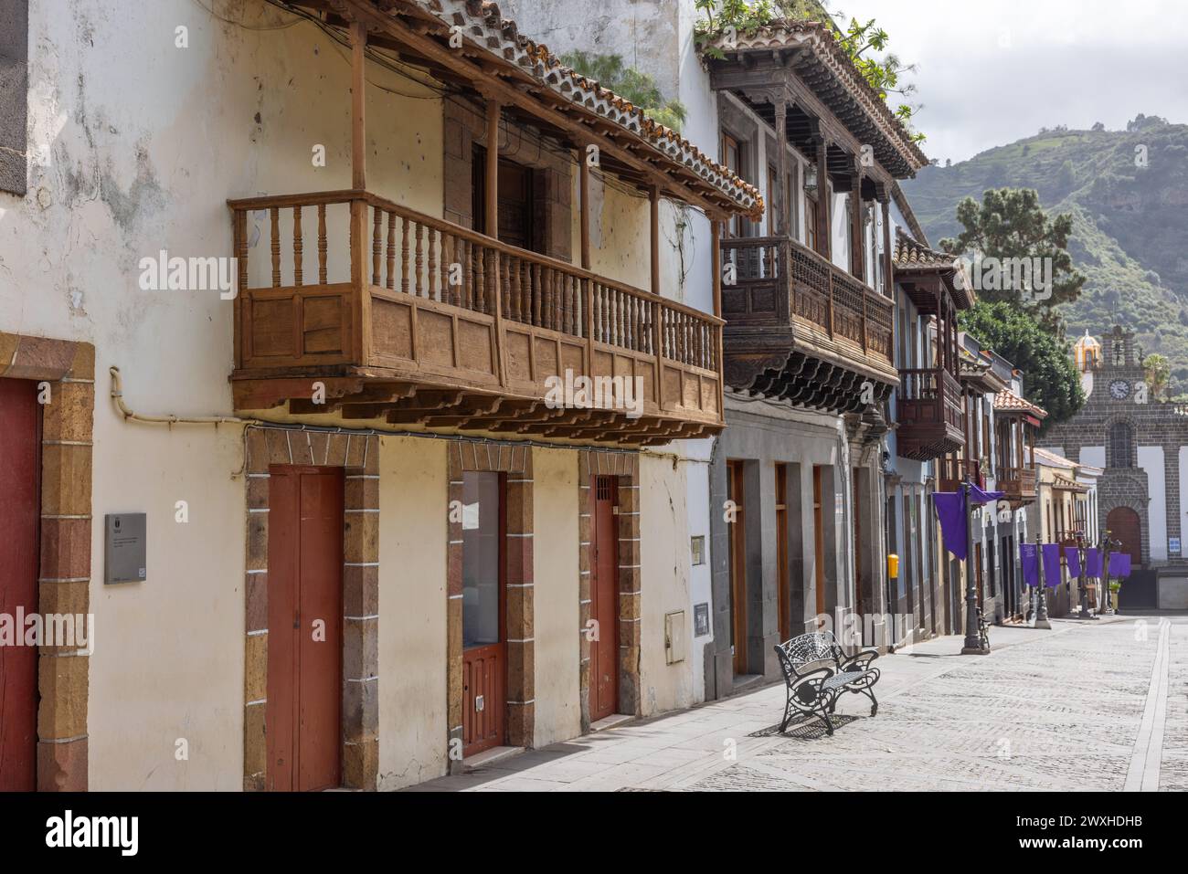 La strada della città Calle Real de la Plaza (zona pedonale) a Teror nel nord dell'isola Gran Canaria. Balconi tipici per l'area della casa Foto Stock