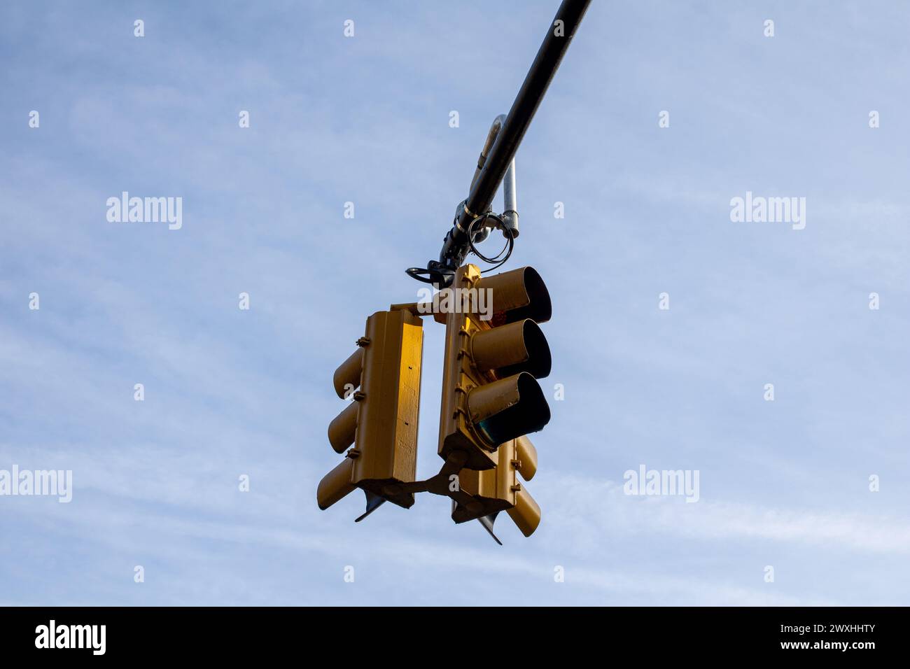 Una lampada gialla sospesa da un palo nero Foto Stock