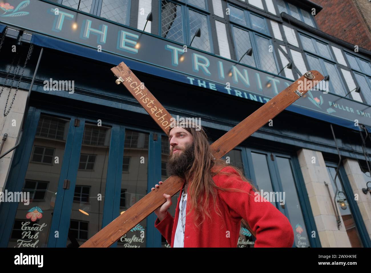 Londra, Regno Unito. 31 marzo 2024. Con un tocco unico sui tradizionali pub crawls, Christathon invita i partecipanti a indossare un abbigliamento a tema Gesù. Il pub crawl, che inizia al Trinity su Borough High Street, si dirige verso Trafalgar Square prima di terminare alla Silver Cross a Whitehall. Questo evento, che ricorda il SantaCon ma con un tocco biblico, vede i partecipanti godersi il cameratismo e lo spirito festivo in modo divertente e non convenzionale. Crediti: Joao Daniel Pereira/Alamy Live News Foto Stock