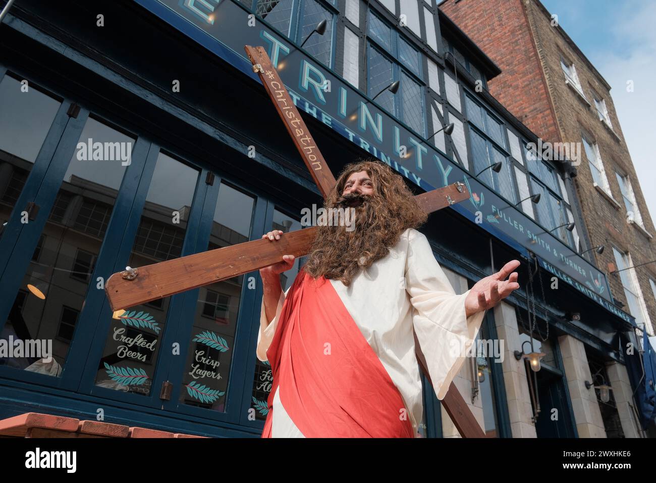 Londra, Regno Unito. 31 marzo 2024. Con un tocco unico sui tradizionali pub crawls, Christathon invita i partecipanti a indossare un abbigliamento a tema Gesù. Il pub crawl, che inizia al Trinity su Borough High Street, si dirige verso Trafalgar Square prima di terminare alla Silver Cross a Whitehall. Questo evento, che ricorda il SantaCon ma con un tocco biblico, vede i partecipanti godersi il cameratismo e lo spirito festivo in modo divertente e non convenzionale. Crediti: Joao Daniel Pereira/Alamy Live News Foto Stock