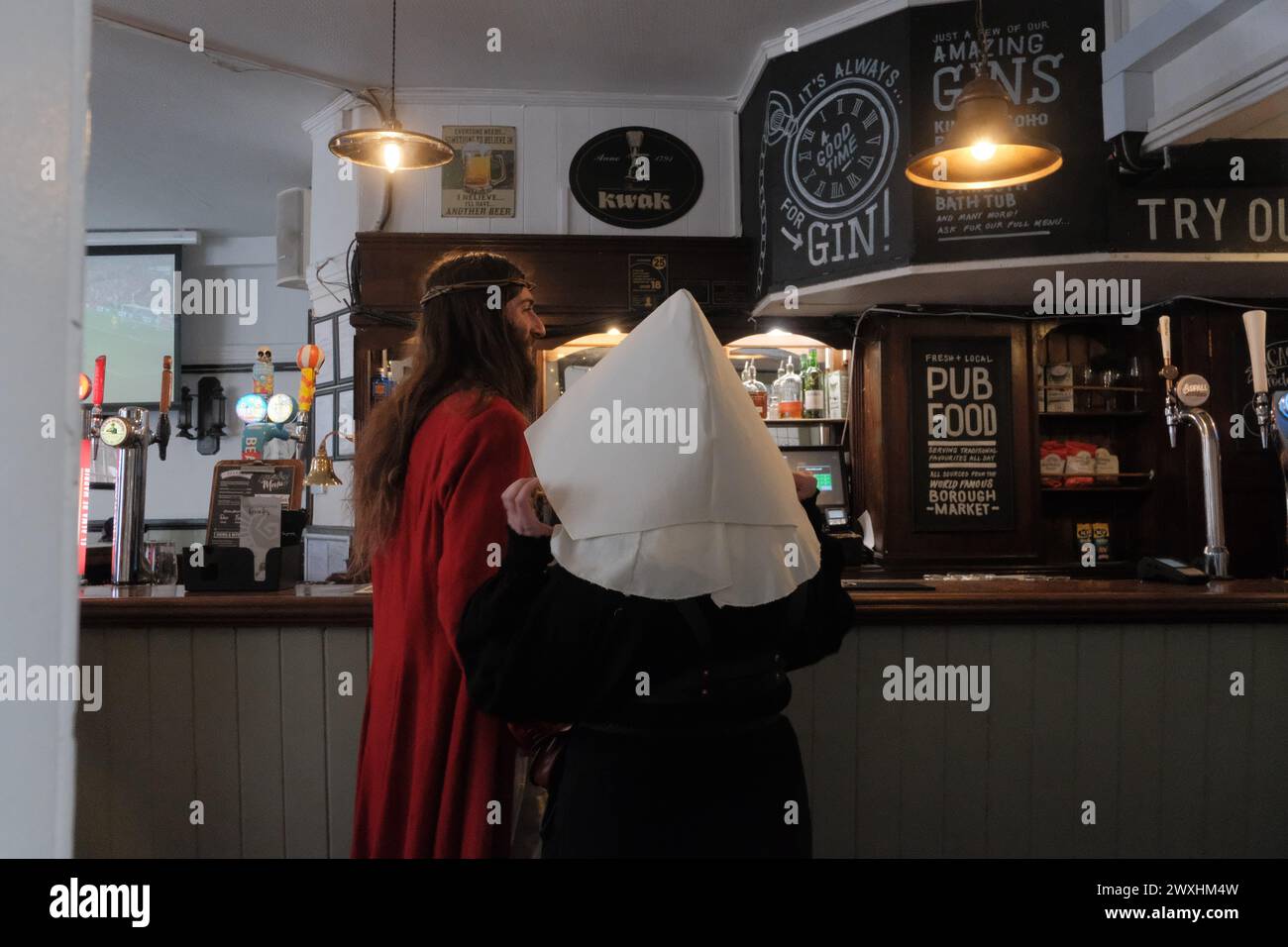 Con un tocco unico sui tradizionali pub crawls, Christathon invita i partecipanti a indossare un abbigliamento a tema Gesù. Il pub crawl, che inizia al Trinity su Borough High Street, si dirige verso Trafalgar Square prima di terminare alla Silver Cross a Whitehall. Questo evento, che ricorda il SantaCon ma con un tocco biblico, vede i partecipanti godersi il cameratismo e lo spirito festivo in modo divertente e non convenzionale. (Foto di Joao Daniel Pereira/Sipa USA) Foto Stock