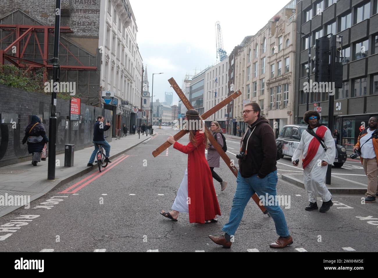 Con un tocco unico sui tradizionali pub crawls, Christathon invita i partecipanti a indossare un abbigliamento a tema Gesù. Il pub crawl, che inizia al Trinity su Borough High Street, si dirige verso Trafalgar Square prima di terminare alla Silver Cross a Whitehall. Questo evento, che ricorda il SantaCon ma con un tocco biblico, vede i partecipanti godersi il cameratismo e lo spirito festivo in modo divertente e non convenzionale. (Foto di Joao Daniel Pereira/Sipa USA) Foto Stock