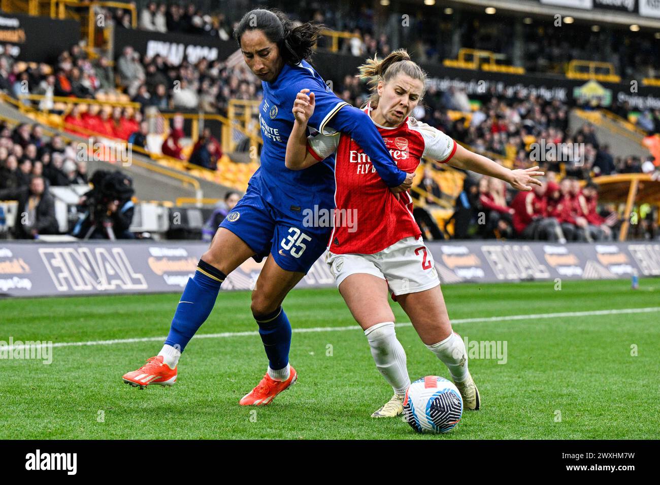 Mayra Ramírez di Chelsea Women e Cloé Lacasse di Arsenal Women si battono per il pallone durante la finale di fa Women's League Cup Arsenal Women vs Chelsea FC Women a Molineux, Wolverhampton, Regno Unito, 31 marzo 2024 (foto di Cody Froggatt/News Images) Foto Stock