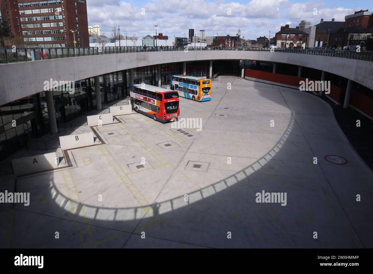 Stockport Inghilterra Regno Unito 24 marzo 2024 stazione degli autobus di Stockport City Centre, parte di un nuovo interscambio di trasporti. L'interscambio è stato aperto al pubblico nel marzo 2024 ©Ged Noonan/Alamy Foto Stock