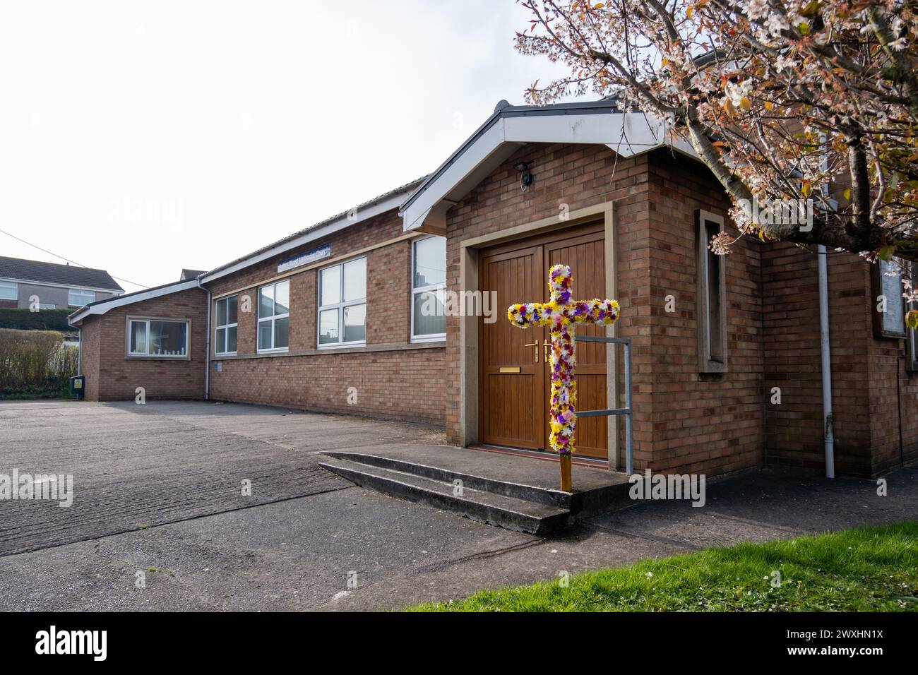 Festeggiamenti di Pasqua con una croce fatta di fiori. Chiesa metodista di Potters Wood Foto Stock