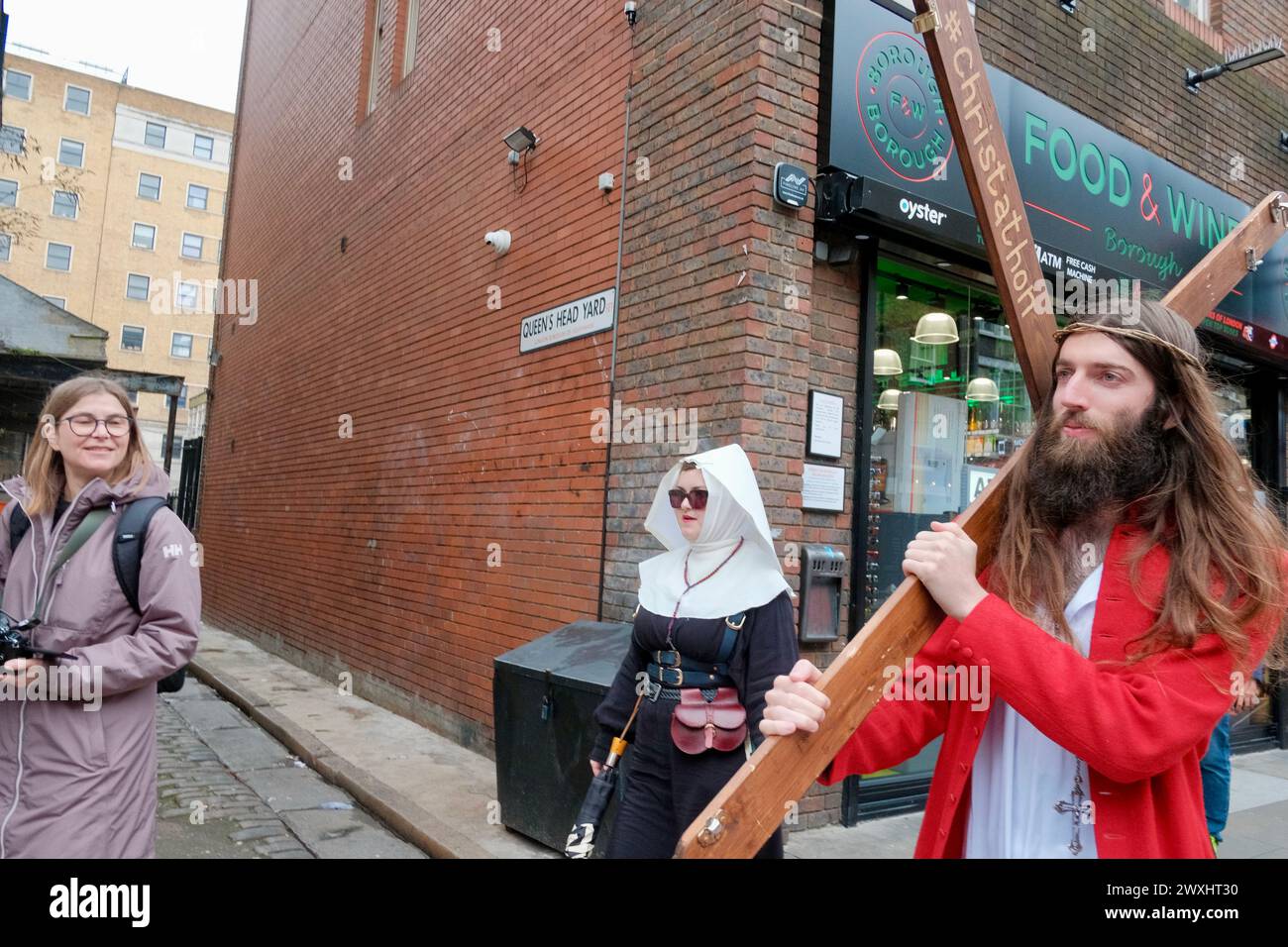 Londra, Inghilterra, Regno Unito. 31 marzo 2024. Con un tocco unico sui tradizionali pub crawls, Christathon invita i partecipanti a indossare un abbigliamento a tema Gesù. Il pub crawl, che inizia al Trinity su Borough High Street, si dirige verso Trafalgar Square prima di terminare alla Silver Cross a Whitehall. Questo evento, che ricorda il SantaCon ma con un tocco biblico, vede i partecipanti godersi il cameratismo e lo spirito festivo in modo divertente e non convenzionale. (Credit Image: © Joao Daniel Pereira/ZUMA Press Wire) SOLO PER USO EDITORIALE! Non per USO commerciale! Crediti: ZUMA Press, Inc./Alamy Live News Foto Stock